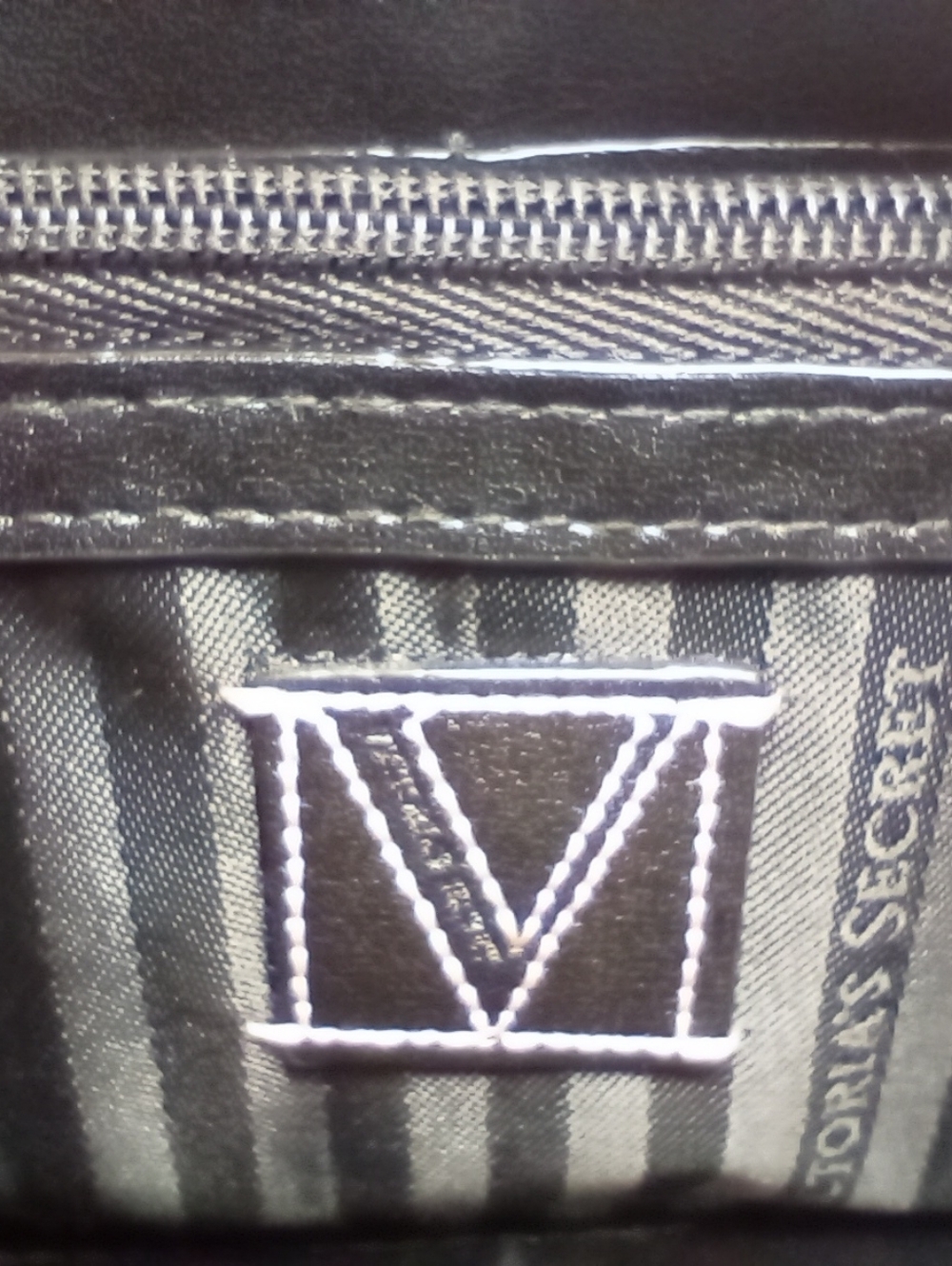 Victoria's Secret Quilted Zip-Around Wallet w/ V Monogram Logo Grey - Picture 7 of 8